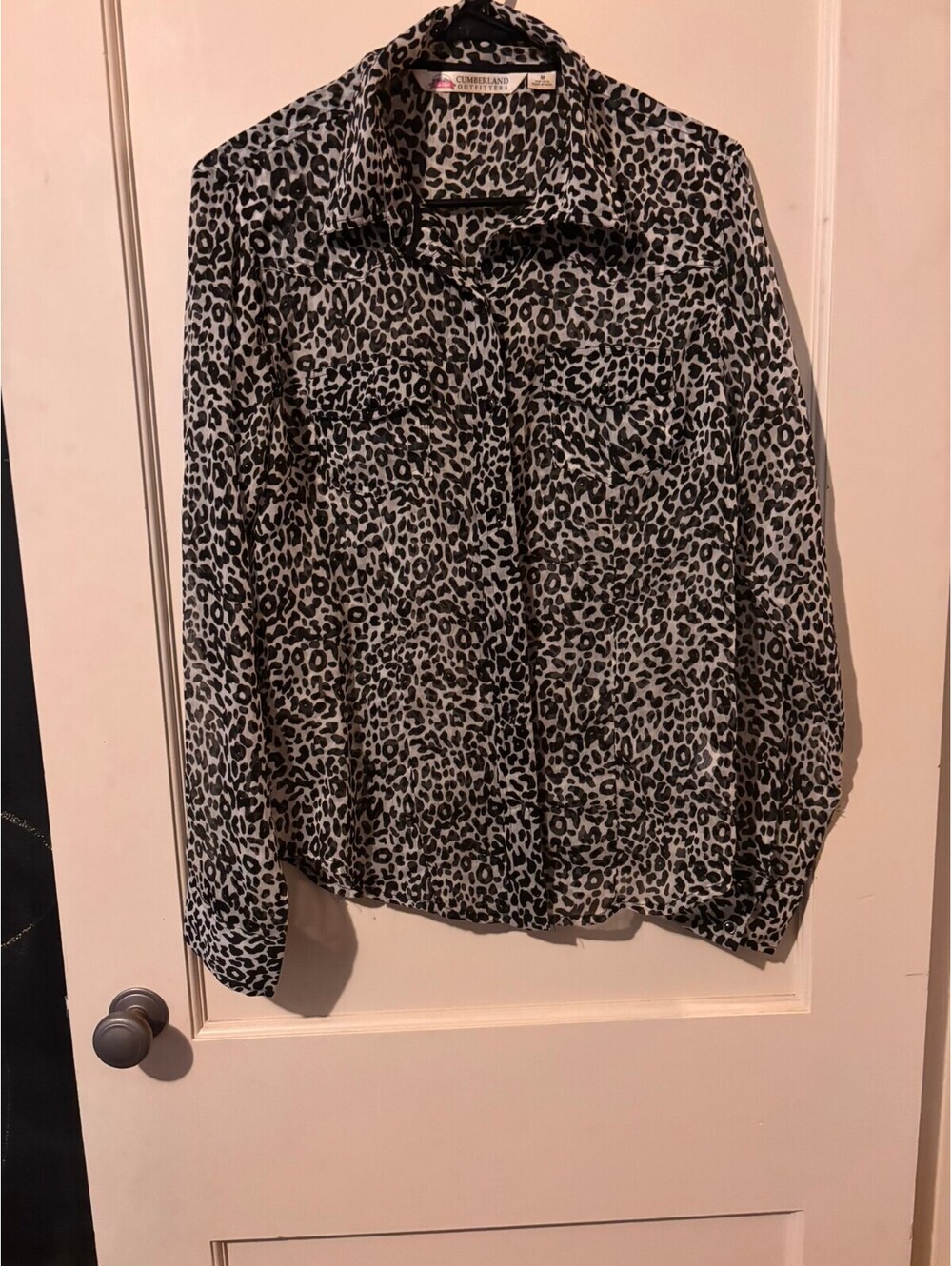 Cumberland Outfitters Women's Medium Leopard Print Button-Up Shirt